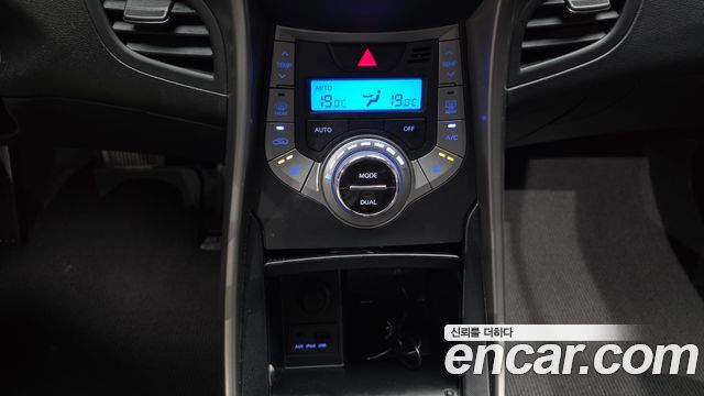 Hyundai AVANTE 2013 — photo 17