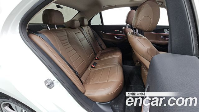 Mercedes-Benz E-Class 2018 — photo 17