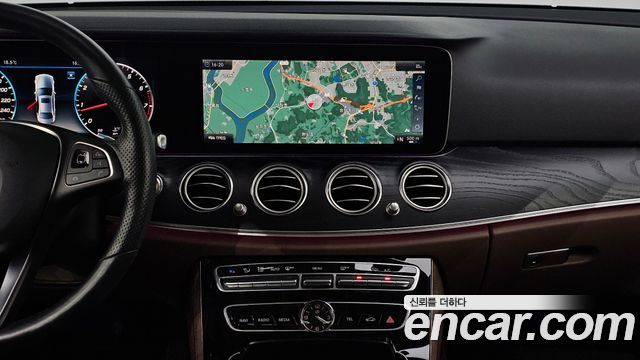 Mercedes-Benz E-Class 2018 — photo 20