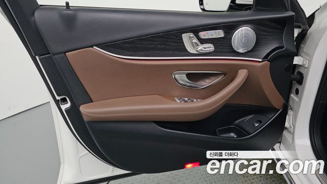 Mercedes-Benz E-Class 2018 — photo 14