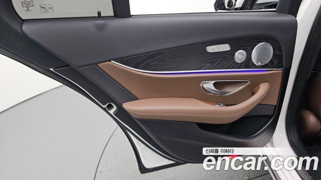 Mercedes-Benz E-Class 2018 — photo 15
