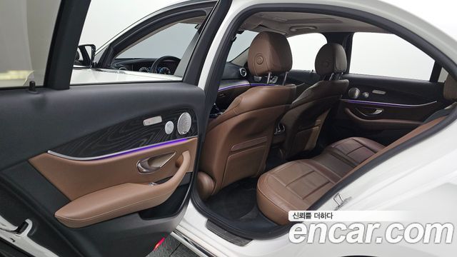 Mercedes-Benz E-Class 2018 — photo 16