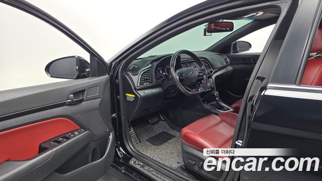 Hyundai AVANTE 2018 — photo 13