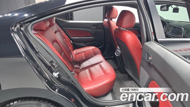 Hyundai AVANTE 2018 — photo 17