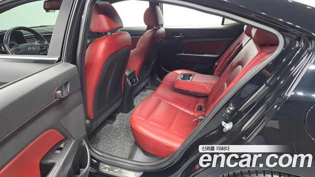 Hyundai AVANTE 2018 — photo 18
